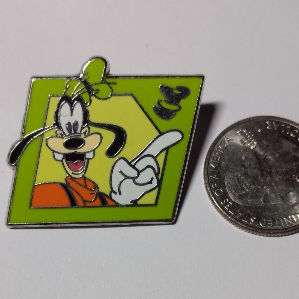 Walt Disney Goofy lapel pin